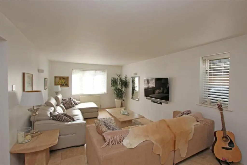 Large & Spacious 5 Bedroom, 3.5 Bathroom House Southampton 0*,