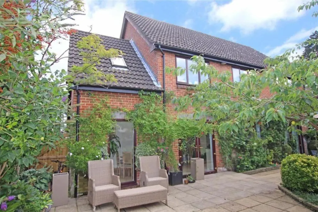 Large & Spacious 5 Bedroom, 3.5 Bathroom House Southampton