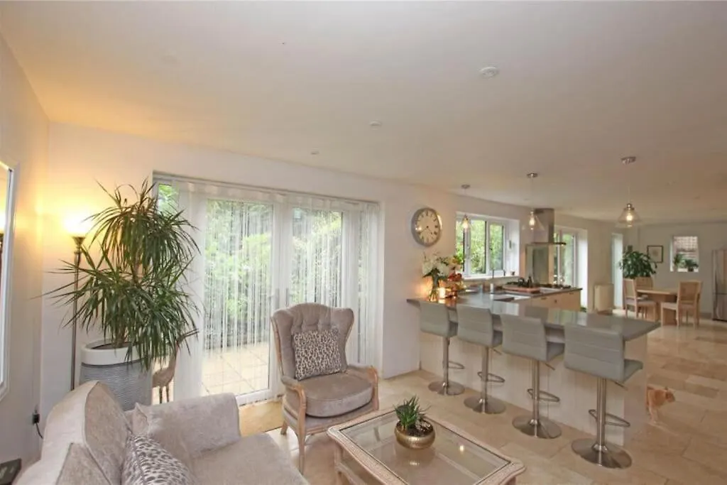 Large & Spacious 5 Bedroom, 3.5 Bathroom House Southampton